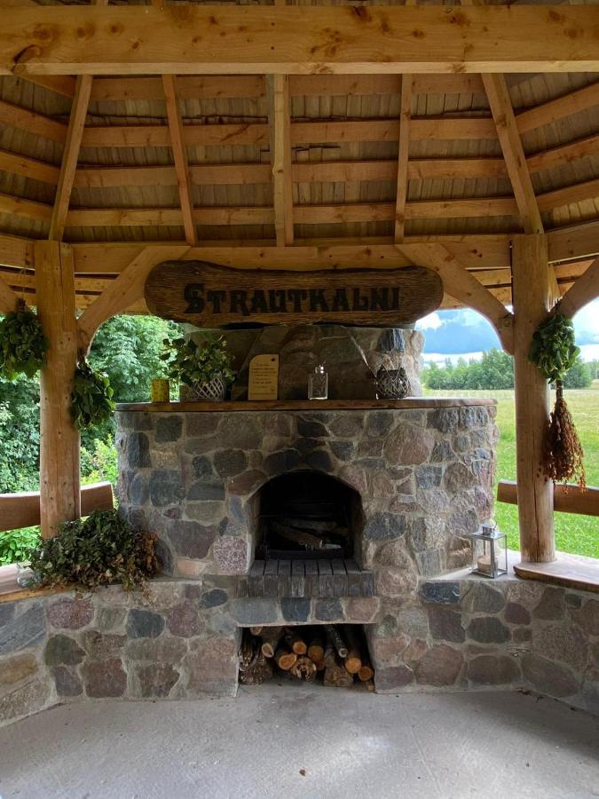 Brivdienu Maja Ar Pirti "Strautkalni" Ieriki Экстерьер фото